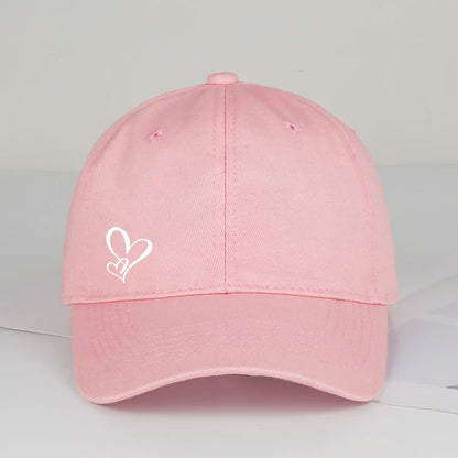 Minimalistická kšiltovka s potiskem dvou srdcí pro ženy i muže, měkká, nastavitelná, ve stylu „dad hat“, ležérní, s motivem lásky, sluneční čepice