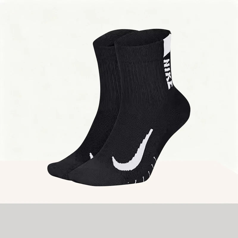 Nike: Štýlové, univerzálne a pohodlné športové a voľnočasové oblečenie pre mužov a ženy – ponožky z froté, balenie po 3 kusoch SX7557-010