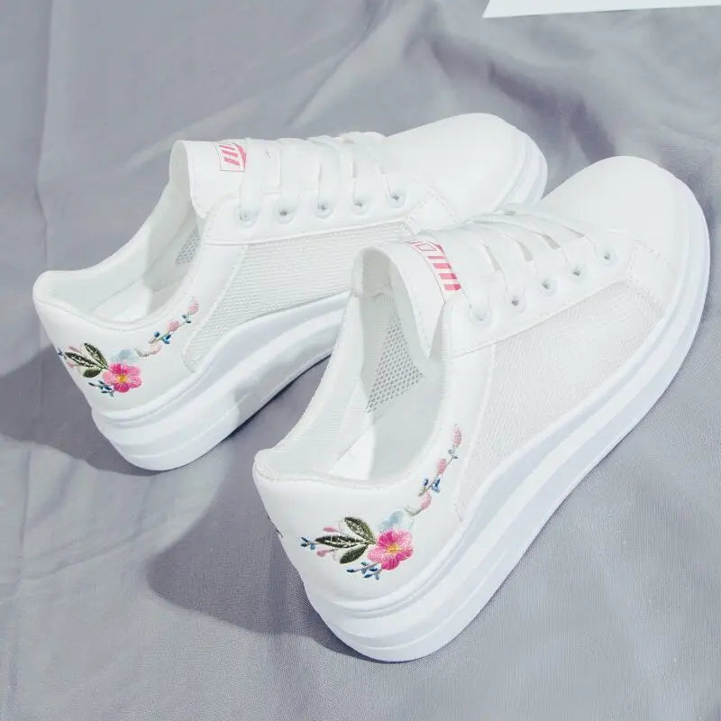 Sapatilhas de senhora 2025 para corrida, primavera/outono, moda branca, respiráveis, com flor bordada, atacadores e estilo casual