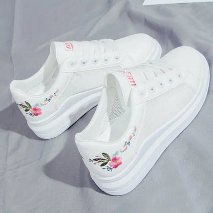 Sapatilhas de senhora 2025 para corrida, primavera/outono, moda branca, respiráveis, com flor bordada, atacadores e estilo casual