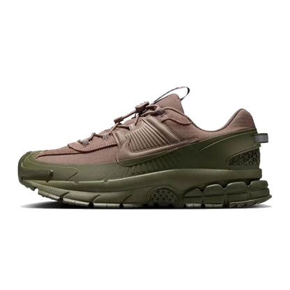Nike ZOOM VOMERO ROAM Retro Fashion Casual Alledaagse en woon-werkverkeer Ademende Zachte Lage Hardloopschoenen voor Heren, Bruin FV2295-201