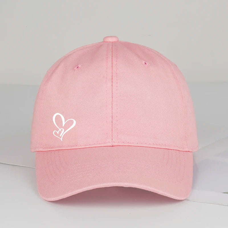 Minimalistická kšiltovka s potiskem dvou srdcí pro ženy i muže, měkká, nastavitelná, ve stylu „dad hat“, ležérní, s motivem lásky, sluneční čepice