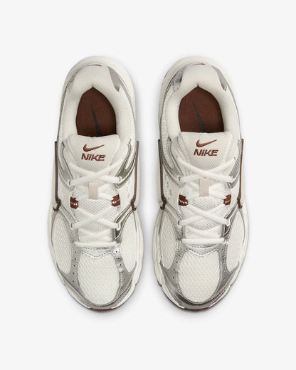 Nike V5 RNR, a Soft and Comfortable Mesh Fabric Running Shoe with Excellent Grip Durability and Breathability HQ7901-102
