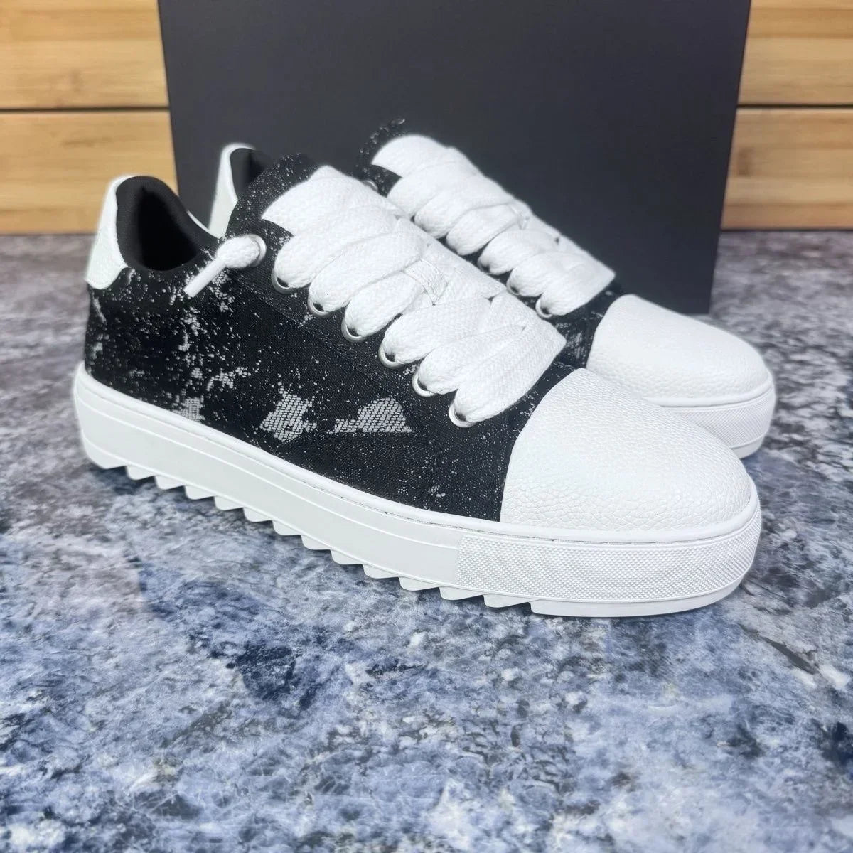 Baskets en toile peinte de style britannique, marque de luxe, pour hommes et femmes, motif à pois, chaussures de sport tendance pour tous les jours.