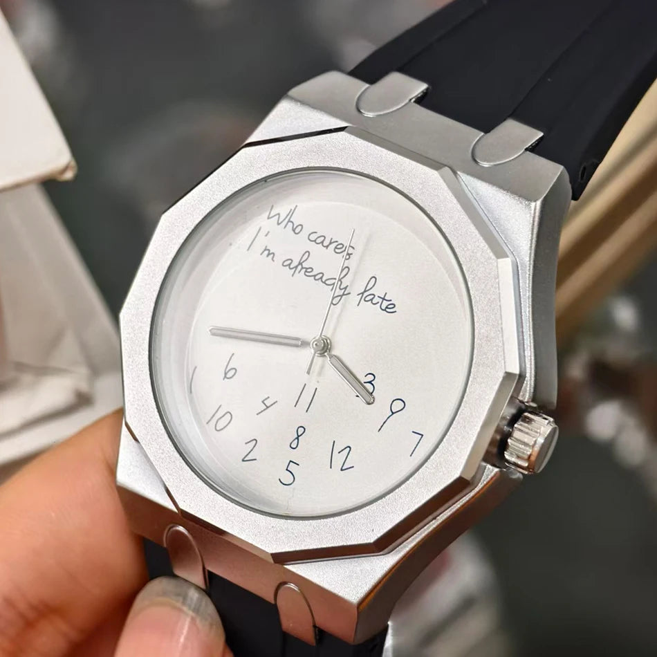Lyxig herrklocka med åttkantigt boett och silikonarmband, vattentät, med en urtavla prydd med den humoristiska sloganen ”Who Cares I'm Already Late” (Än sen då, jag är ju redan sen).