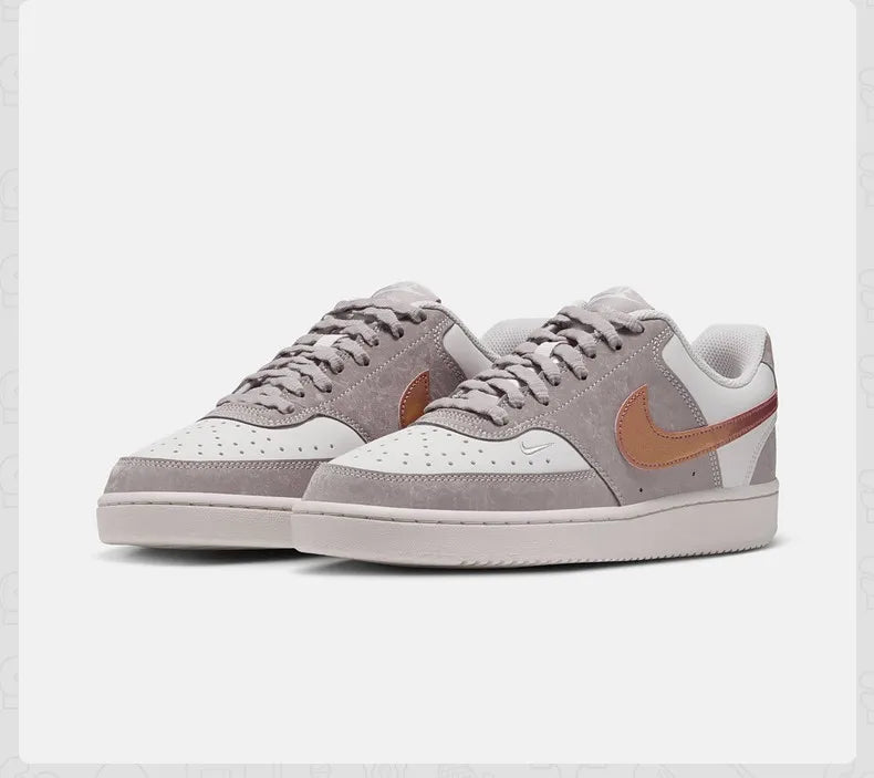 W NIKE COURT VISION LO LX IU7630-200, baskets basses pour femmes, chaussures décontractées en cuir gris et blanc avec semelle en caoutchouc bordeaux et logo Swoosh.