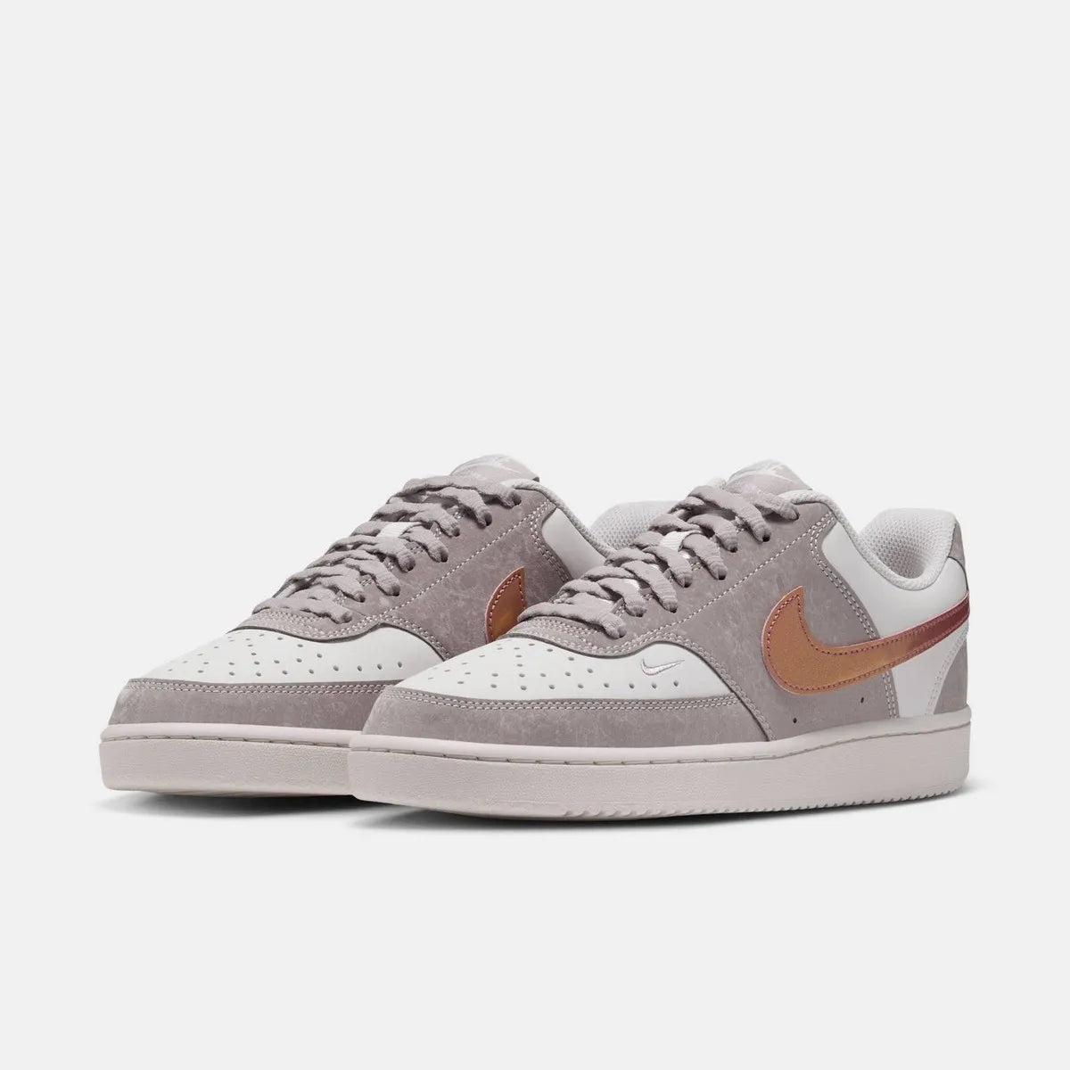 W NIKE COURT VISION LO LX IU7630-200, baskets basses pour femmes, chaussures décontractées en cuir gris et blanc avec semelle en caoutchouc bordeaux et logo Swoosh.