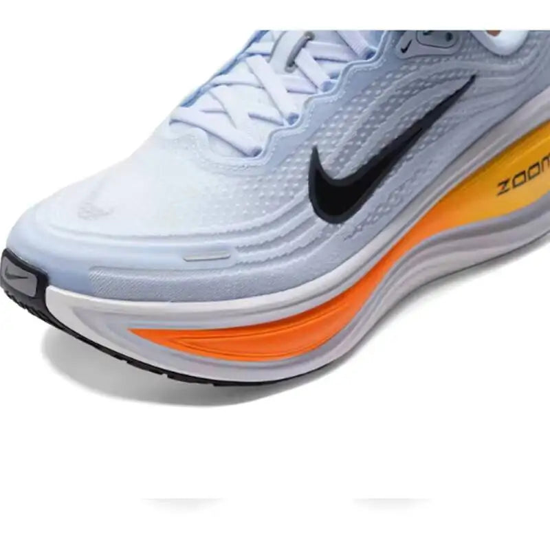 Nike Vomero Plus för män – löparskor med Full ZoomX Max-dämpning för responsiv daglig träning på väg, färg: Hydrogen Blue, modellnummer HV8150-404