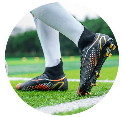 Chaussures de football à crampons longs FG avec col chaussette montante, tige texturée, crampons pour terrain dur, légères, antidérapantes et offrant une bonne adhérence.