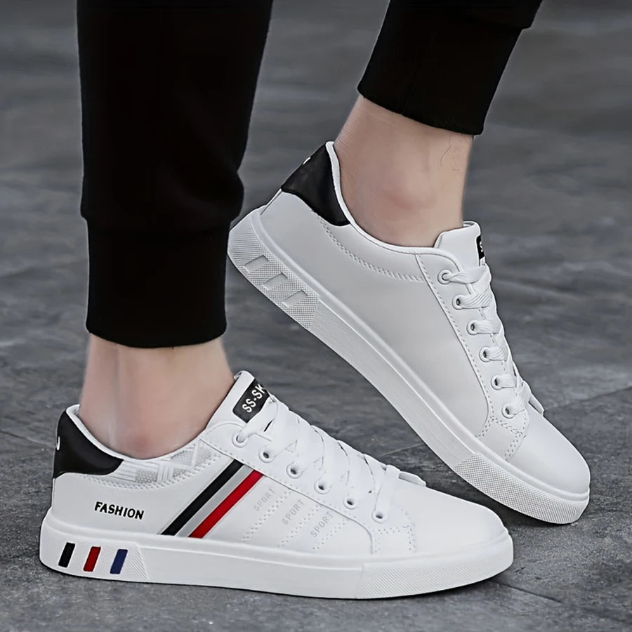Une paire de baskets blanches, parfaites pour le skateboard, les sports décontractés et le quotidien. Léger avec une semelle souple, adapté pour