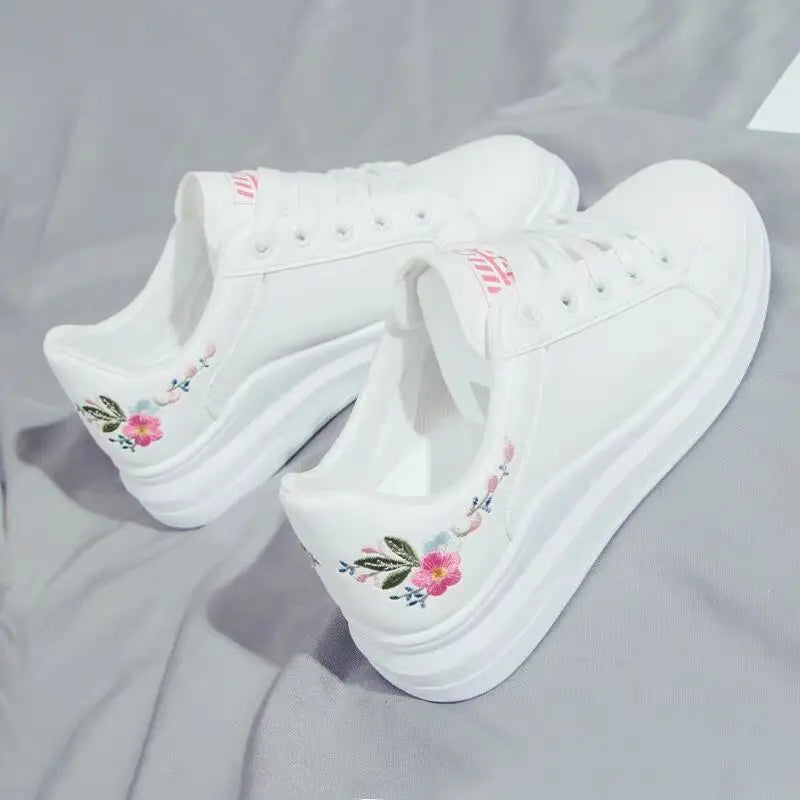 Sapatilhas de senhora 2025 para corrida, primavera/outono, moda branca, respiráveis, com flor bordada, atacadores e estilo casual