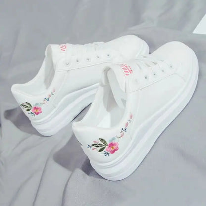 Sapatilhas de senhora 2025 para corrida, primavera/outono, moda branca, respiráveis, com flor bordada, atacadores e estilo casual