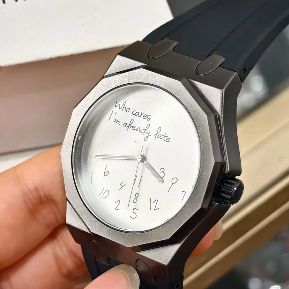 Lyxig herrklocka med åttkantigt boett och silikonarmband, vattentät, med en urtavla prydd med den humoristiska sloganen ”Who Cares I'm Already Late” (Än sen då, jag är ju redan sen).