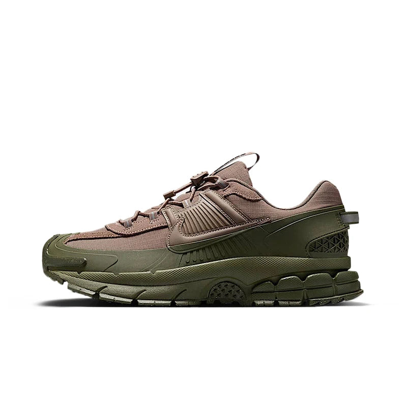 Nike ZOOM VOMERO ROAM Retro Fashion Casual Alledaagse en woon-werkverkeer Ademende Zachte Lage Hardloopschoenen voor Heren, Bruin FV2295-201