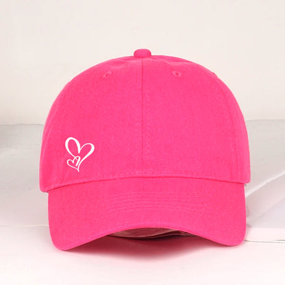 Minimalistická kšiltovka s potiskem dvou srdcí pro ženy i muže, měkká, nastavitelná, ve stylu „dad hat“, ležérní, s motivem lásky, sluneční čepice