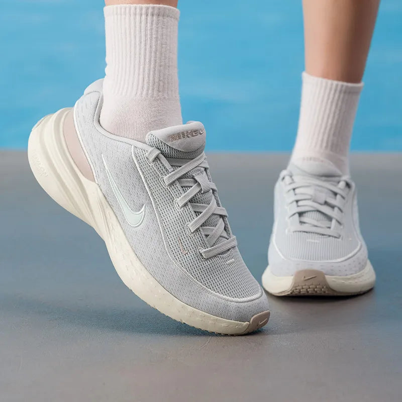 Nike IB2766-009, chaussures de course pour femmes avec amorti, respirantes, confortables, idéales pour le sport et les activités de plein air.