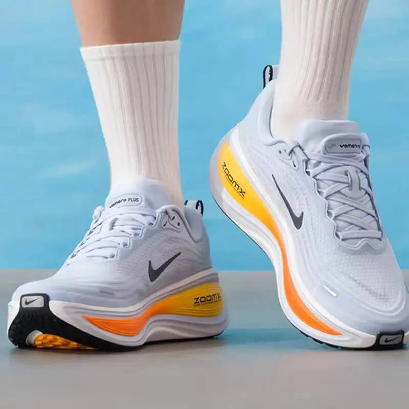 Nike Vomero Plus för män – löparskor med Full ZoomX Max-dämpning för responsiv daglig träning på väg, färg: Hydrogen Blue, modellnummer HV8150-404