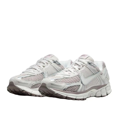 Nike Zoom Vomero 5 Bekväma, mångsidiga, slitstarka och andningsbara låga löparskor för damer Silver HV6417-001