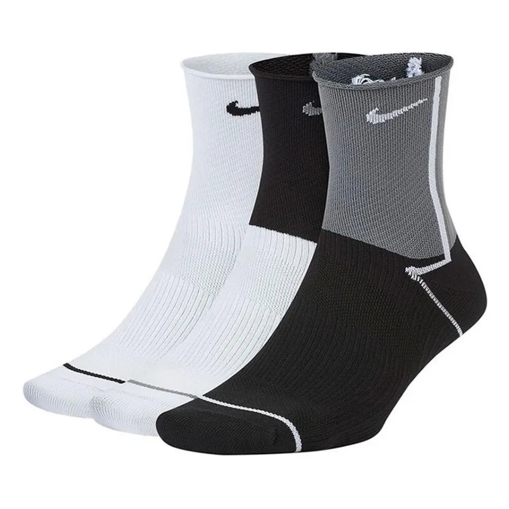 Nike: Štýlové, univerzálne a pohodlné športové a voľnočasové oblečenie pre mužov a ženy – ponožky z froté, balenie po 3 kusoch SX7557-010