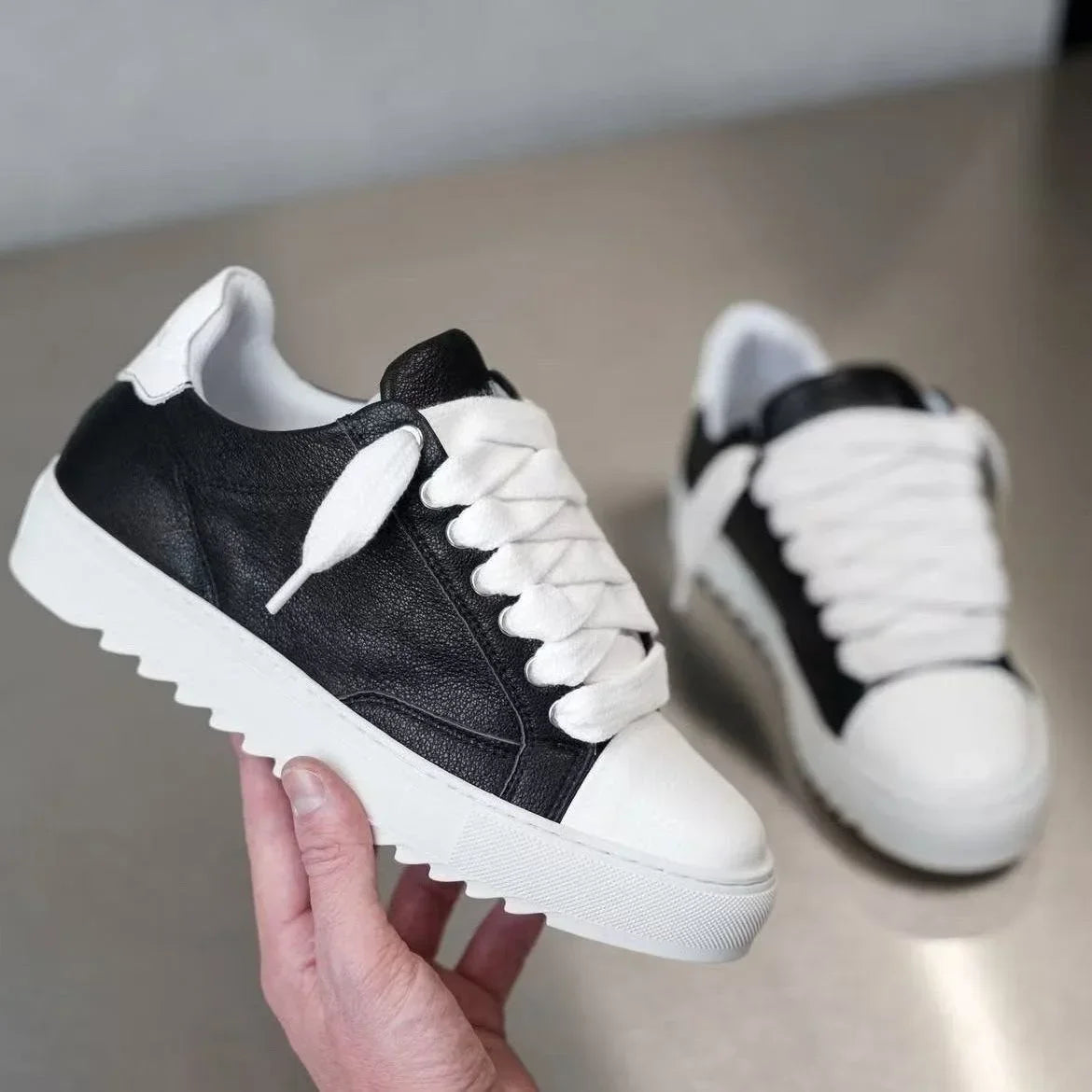 Baskets en toile peinte de style britannique, marque de luxe, pour hommes et femmes, motif à pois, chaussures de sport tendance pour tous les jours.