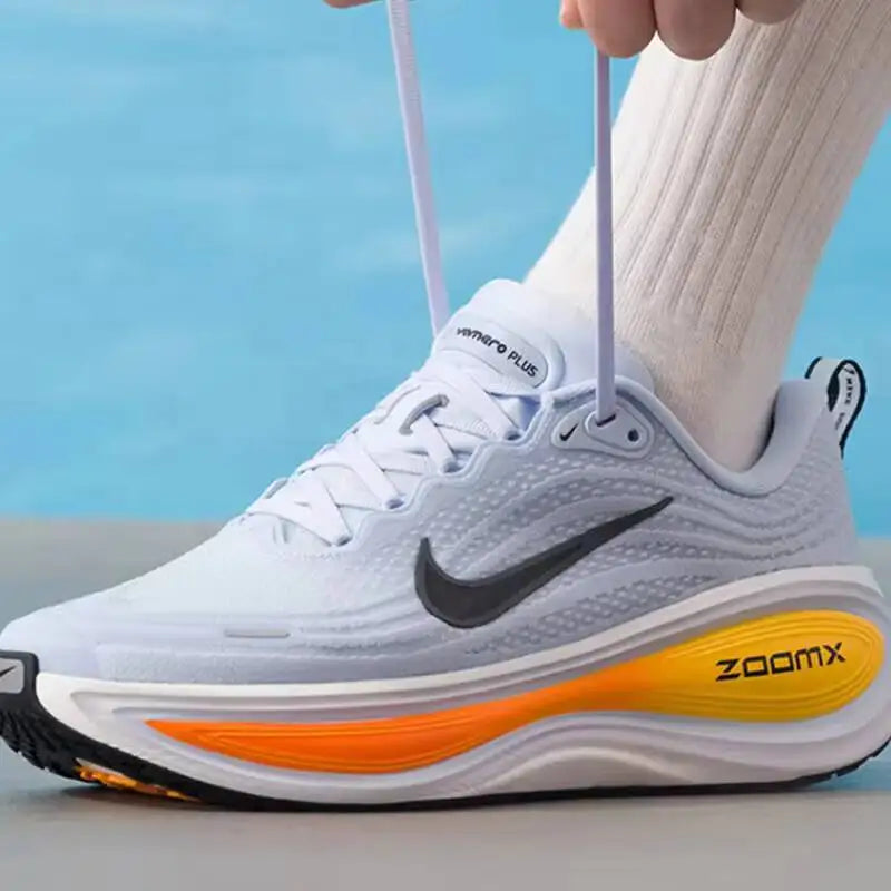 Nike Vomero Plus för män – löparskor med Full ZoomX Max-dämpning för responsiv daglig träning på väg, färg: Hydrogen Blue, modellnummer HV8150-404