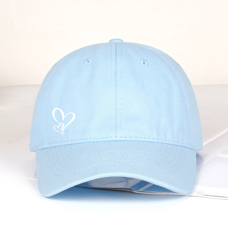 Minimalistická kšiltovka s potiskem dvou srdcí pro ženy i muže, měkká, nastavitelná, ve stylu „dad hat“, ležérní, s motivem lásky, sluneční čepice