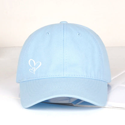Minimalistická kšiltovka s potiskem dvou srdcí pro ženy i muže, měkká, nastavitelná, ve stylu „dad hat“, ležérní, s motivem lásky, sluneční čepice