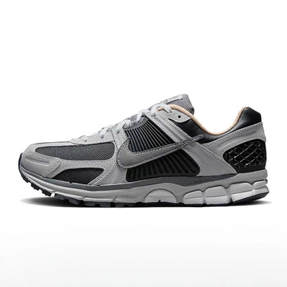 Nike Zoom Vomero 5 Sapatilhas rasas casuais confortáveis, respiráveis, para deslocações e corrida, modelo unissexo FB9149-003