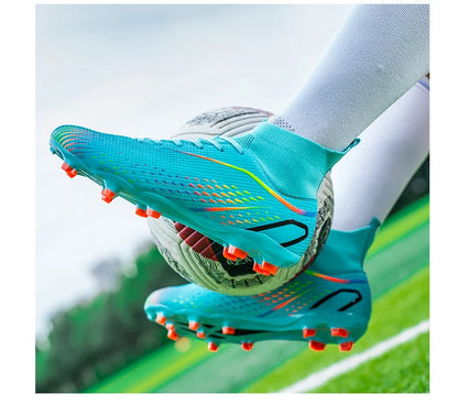 Chaussures de football à crampons longs FG avec col chaussette montante, tige texturée, crampons pour terrain dur, légères, antidérapantes et offrant une bonne adhérence.
