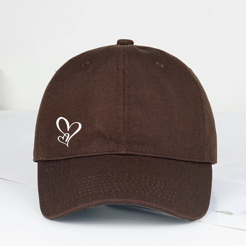 Minimalistická kšiltovka s potiskem dvou srdcí pro ženy i muže, měkká, nastavitelná, ve stylu „dad hat“, ležérní, s motivem lásky, sluneční čepice