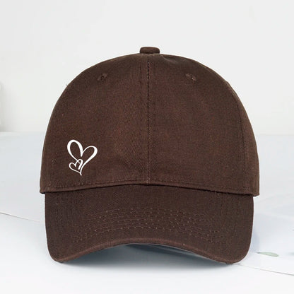 Minimalistická kšiltovka s potiskem dvou srdcí pro ženy i muže, měkká, nastavitelná, ve stylu „dad hat“, ležérní, s motivem lásky, sluneční čepice