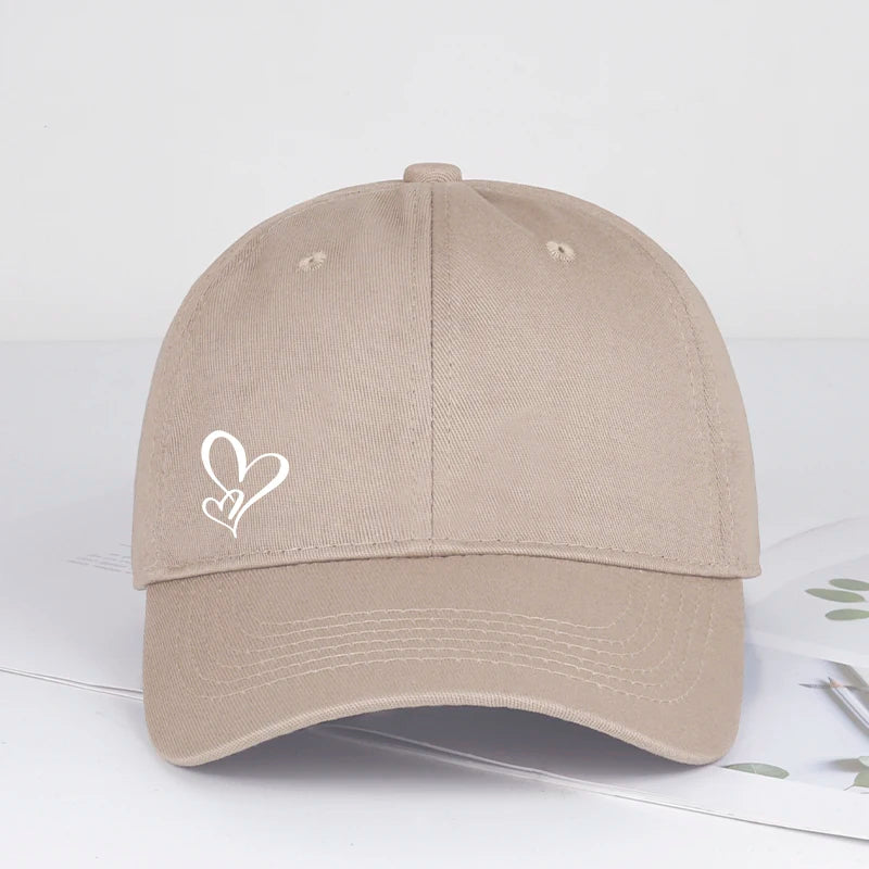 Minimalistická kšiltovka s potiskem dvou srdcí pro ženy i muže, měkká, nastavitelná, ve stylu „dad hat“, ležérní, s motivem lásky, sluneční čepice
