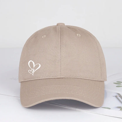 Minimalistická kšiltovka s potiskem dvou srdcí pro ženy i muže, měkká, nastavitelná, ve stylu „dad hat“, ležérní, s motivem lásky, sluneční čepice