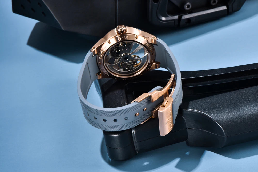 Ceas pentru bărbați PAGANI DESIGN – Model mecanic automat de lux, de tip „schelet” (cu mecanism expus), dotat cu un tourbillon, sticlă de safir cu tratament antireflex, rezistent la apă și luminescent.