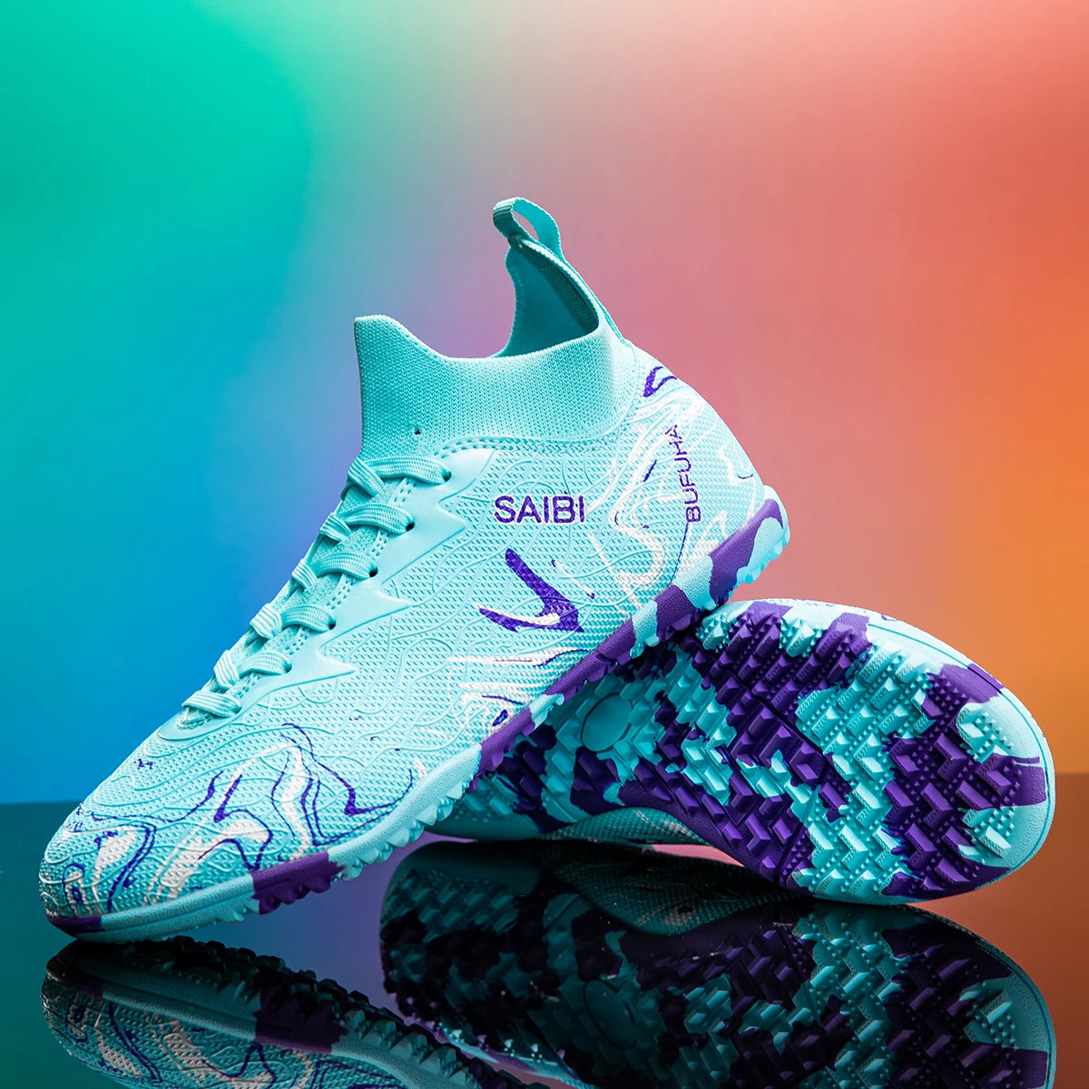 Chaussures de football, sneakers, chaussures de soccer, au-dessus de la cheville mais pas jusqu'au genou, semelle antidérapante à crampons.