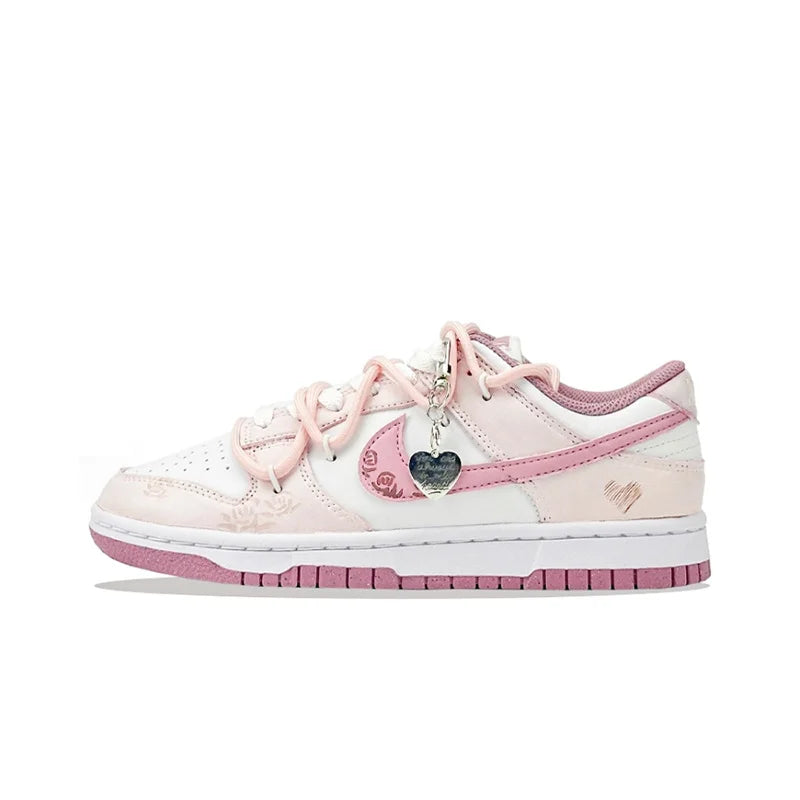 Zapatillas personalizadas Nike Dunk «Honeyed Rose»: nuevas zapatillas de skate de caña baja para mujer, pintadas a mano al estilo chino con motivos de corazones
