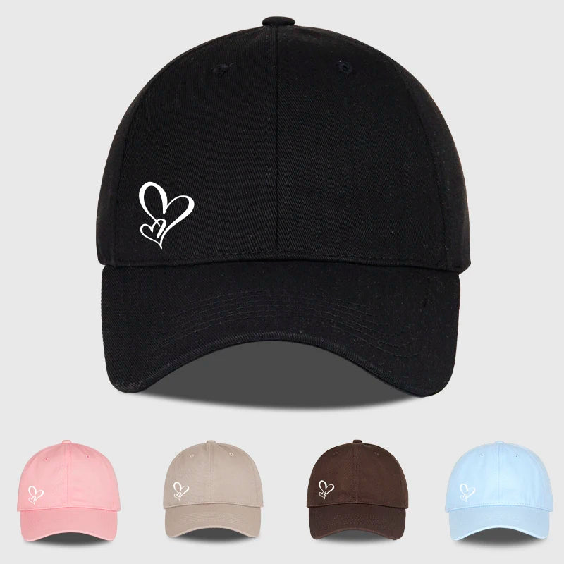 Minimalistická kšiltovka s potiskem dvou srdcí pro ženy i muže, měkká, nastavitelná, ve stylu „dad hat“, ležérní, s motivem lásky, sluneční čepice