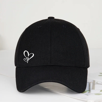 Minimalistická kšiltovka s potiskem dvou srdcí pro ženy i muže, měkká, nastavitelná, ve stylu „dad hat“, ležérní, s motivem lásky, sluneční čepice
