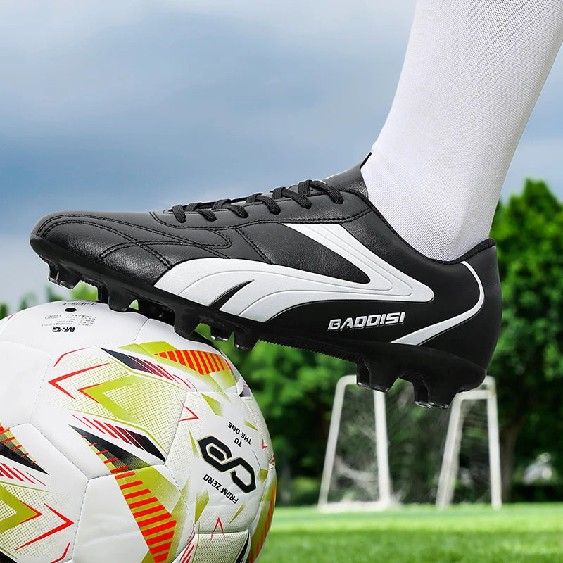 Scarpe da calcio da uomo traspiranti, scarpini da football e futsal ultraleggeri, sneaker professionali da allenamento unisex, tacchetti per erba e sport da partita