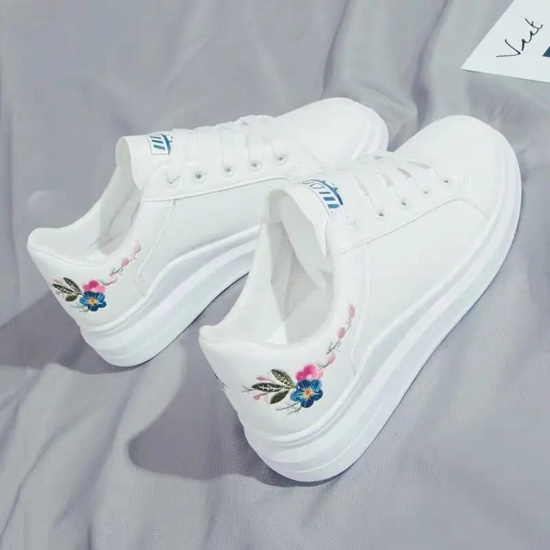Sapatilhas de senhora 2025 para corrida, primavera/outono, moda branca, respiráveis, com flor bordada, atacadores e estilo casual