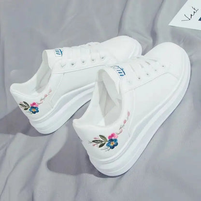 Sapatilhas de senhora 2025 para corrida, primavera/outono, moda branca, respiráveis, com flor bordada, atacadores e estilo casual