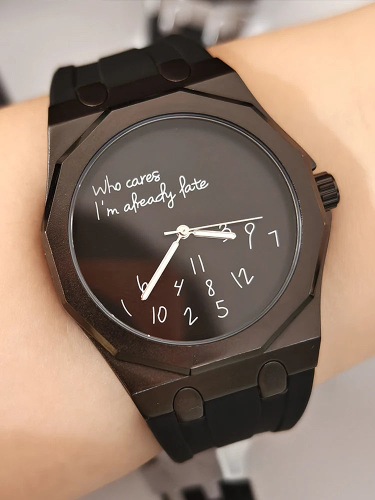 Lyxig herrklocka med åttkantigt boett och silikonarmband, vattentät, med en urtavla prydd med den humoristiska sloganen ”Who Cares I'm Already Late” (Än sen då, jag är ju redan sen).