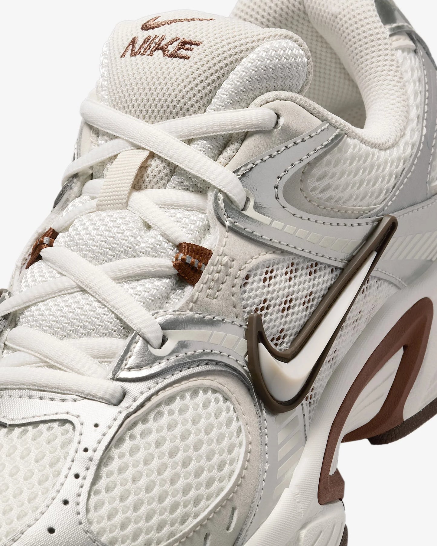 Nike V5 RNR, a Soft and Comfortable Mesh Fabric Running Shoe with Excellent Grip Durability and Breathability HQ7901-102