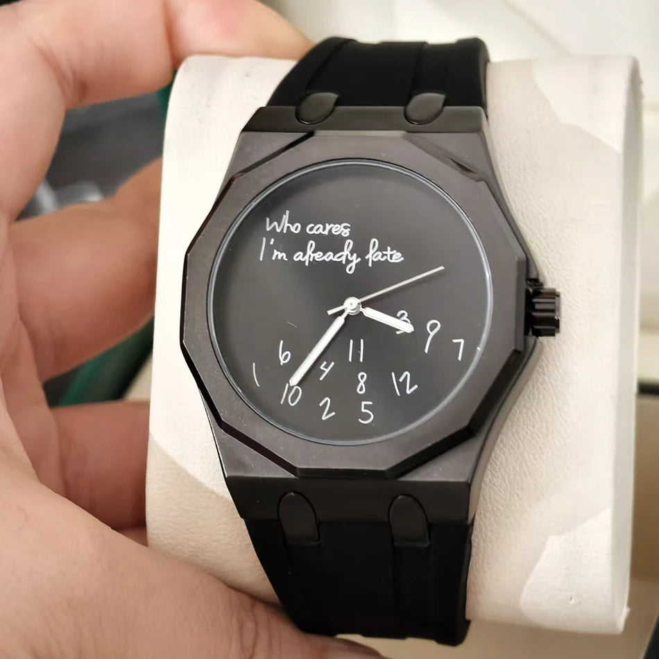 Lyxig herrklocka med åttkantigt boett och silikonarmband, vattentät, med en urtavla prydd med den humoristiska sloganen ”Who Cares I'm Already Late” (Än sen då, jag är ju redan sen).