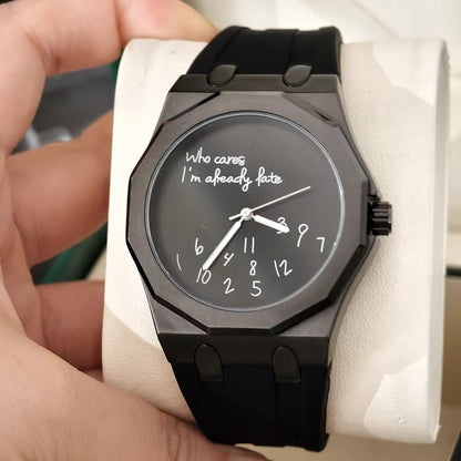 Lyxig herrklocka med åttkantigt boett och silikonarmband, vattentät, med en urtavla prydd med den humoristiska sloganen ”Who Cares I'm Already Late” (Än sen då, jag är ju redan sen).