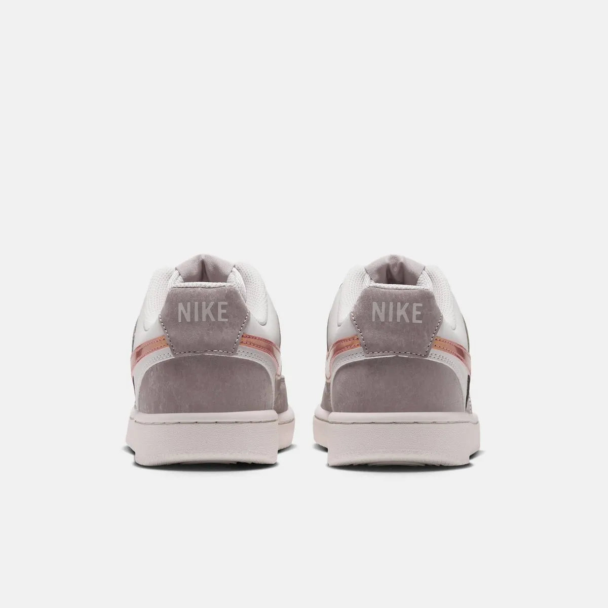 W NIKE COURT VISION LO LX IU7630-200, baskets basses pour femmes, chaussures décontractées en cuir gris et blanc avec semelle en caoutchouc bordeaux et logo Swoosh.