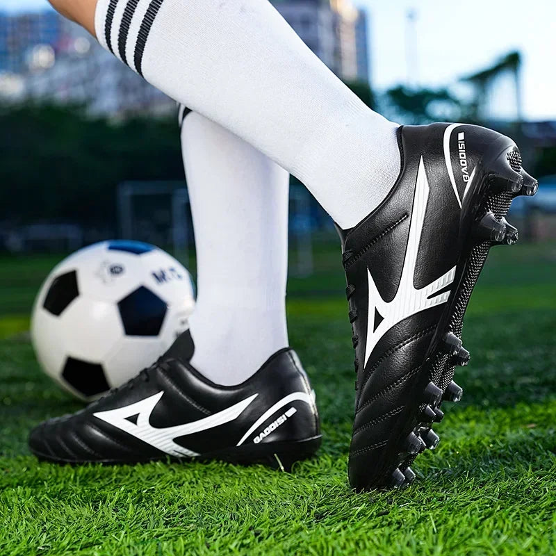 Nouvelles chaussures de football pour hommes, chaussures de football d'intérieur pour adultes, crampons de football antidérapants, crampons de sport ultralégers, crampons de futsal, entraînement sur gazon, confortables.