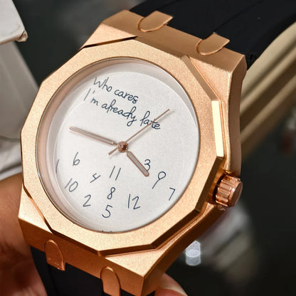 Lyxig herrklocka med åttkantigt boett och silikonarmband, vattentät, med en urtavla prydd med den humoristiska sloganen ”Who Cares I'm Already Late” (Än sen då, jag är ju redan sen).
