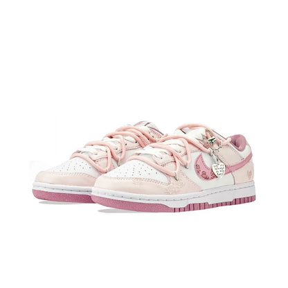 Zapatillas personalizadas Nike Dunk «Honeyed Rose»: nuevas zapatillas de skate de caña baja para mujer, pintadas a mano al estilo chino con motivos de corazones