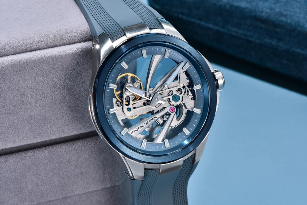 Ceas pentru bărbați PAGANI DESIGN – Model mecanic automat de lux, de tip „schelet” (cu mecanism expus), dotat cu un tourbillon, sticlă de safir cu tratament antireflex, rezistent la apă și luminescent.